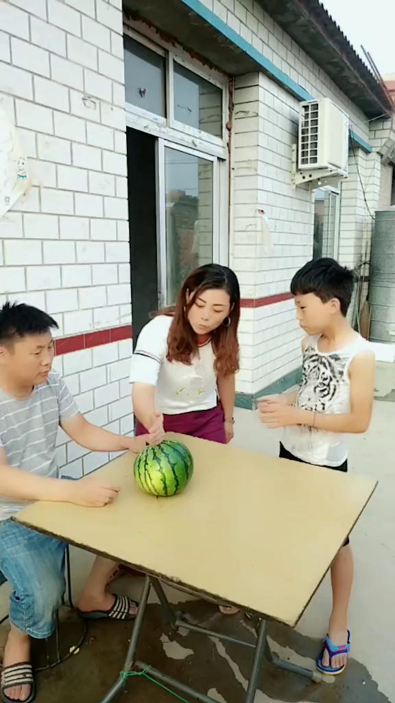 儿子和母亲吃瓜,瓜香四溢的温馨时光
