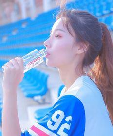 甜美小姐姐吃瓜,小姐姐品尝瓜果，甜蜜滋味尽收眼底