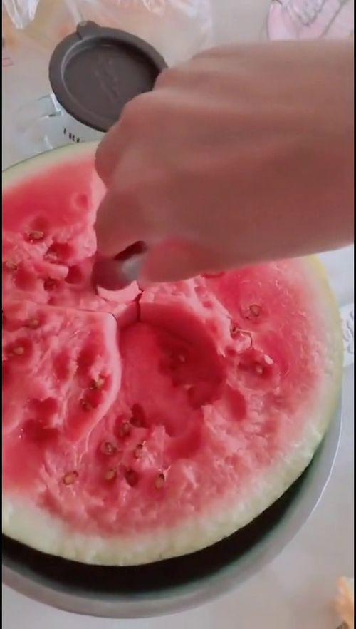 吃瓜要用勺子吃文案,吃瓜也要讲究姿势与工具